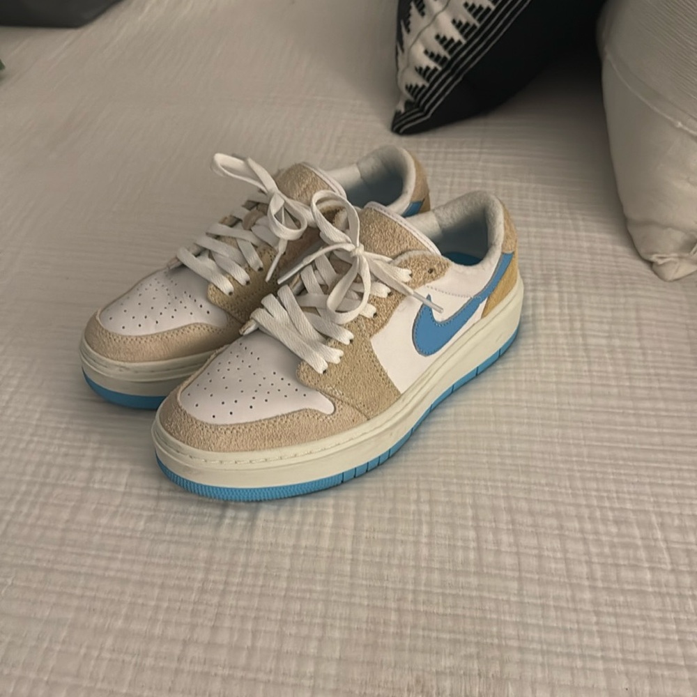 size 9.5 Nike jordan platform sneakers!!